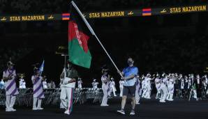 Ein Volunteer trägt die afghanische Flagge bei der Eröffnungsfeier.