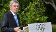 Für IOC-Präsident Thomas Bach ist trotz der sich rasant ausbreitenden Omikron-Variante eine Absage der Olympischen Winterspiele in Peking kategorisch ausgeschlossen.