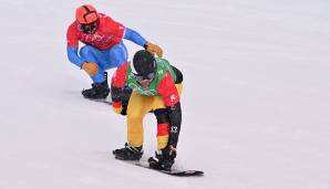 Jana Fischer und Martin Noerl (vorn im Bild) holen den fünften Platz im Mixed-Team-Snowboardcross.