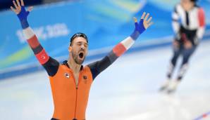 Kjeld Nuis hat bei den Olympischen Winterspielen in Peking die dritte Eisschnelllauf-Goldmedaille für die Niederlande gewonnen.