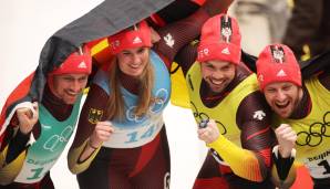 Johannes Ludwig, Natalie Geisenberger, Tobias Wendl und Tobias Arlt (v.l.) feiern ihre Goldmedaille in der Rodelstaffel.