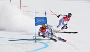 Linus Strasser (l.) steht mit dem DSV-Team beim Parallelslalom im Viertelfinale.