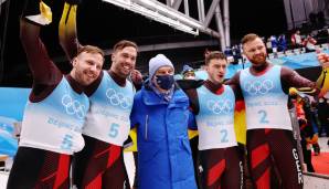 IOC-Präsident Thomas Bach (M.) ließ sich ein Foto mit den beiden deutschen Rodel-Doppelsitzern nicht nehmen.