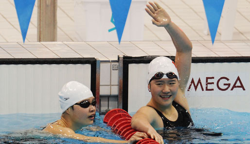 Erst 16 Jahre alt, Olympiasiegerin und Weltrekordlerin: Ye Shiwen (r.)