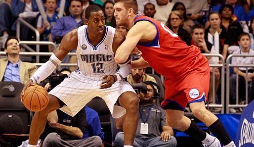 Magic-Center Dwight Howard (l.) darf sich auf vier neue Teamkollegen freuen