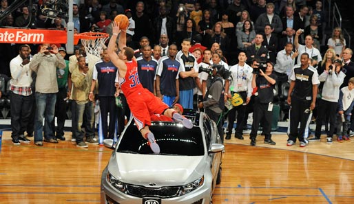 Nur Fliegen ist schöner: Blake Griffin spang beim Dunk-Contest über ein Auto