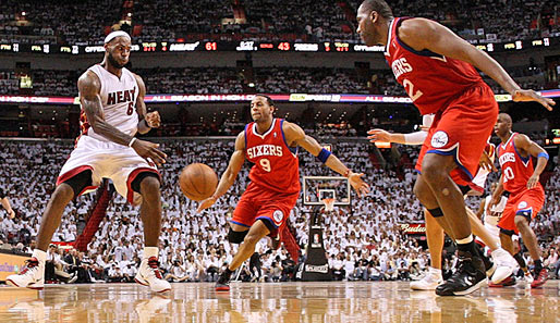LeBron James (l.) und seine Miami Heat überrollten die Philadelphia 76ers