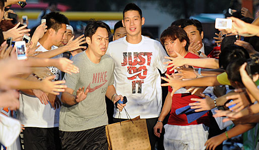 Jeremy Lin (M.) muss die Leistungen aus dem Vorjahr nun in Houston bestätigen