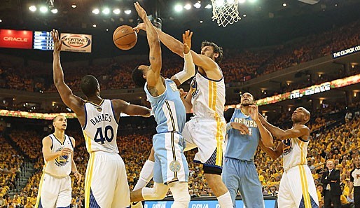 Andrew Bogut (M.) sammelte gegen die Denver Nuggets insgesamt 21 Rebounds