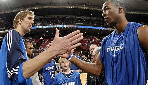 Dirk Nowitzki (l.) und Dwight Howard könnten demnächste gemeinsam für Dallas spielen