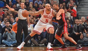 Carlos Boozer (l.) wurde mit 27 Punkten Topscorer der Partie