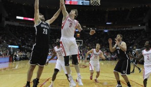 Ömer Asik (M.) wechselte im Sommer 2012 zu den Rockets