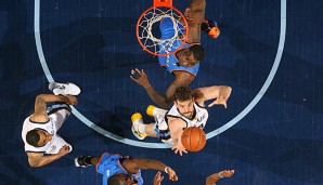 Gasol (M.) schnappt sich einen Rebounds, Kendrick Perkins (o.) kann nur zuschauen