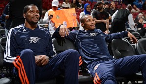 Kevin Durant (l.) könnte seinen Sidekick Russell Westbrook (r.) nächste Woche zurückhaben