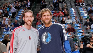 Tim Ohlbrecht (l.) lief in insgesamt drei Spielen für die Houston Rockets auf