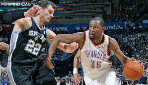 Thunder-Superstar Kevin Durant (r.) steigerte sich anfänglichen Problemen