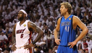 Dirk Nowitzki (r.) zieht den Hut vor der Entscheidung seines Rivalen LeBron James