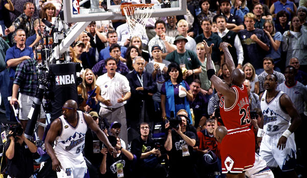 Michael Jordan (r.) gewann mit den Chicago Bulls insgesamt sechs Meisterschaften
