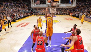 Lakers-Center Robert Sacre schließt umringt von der Bulls-Armada ab
