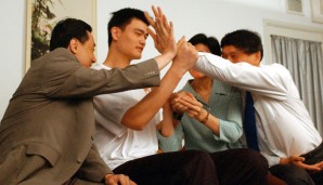 Yao Ming (2. v.l.) musste als Rookie viel lernen, ordentliche High Fives gehörten auch zum Programm