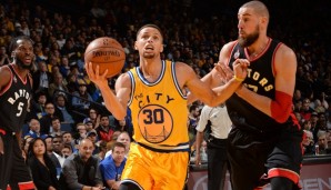 Steph Curry (M.) und die Golden State Warriors bleiben weiter ungeschlagen