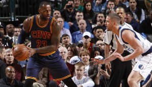 Zittersieg für die Cavaliers: LeBron James (l.) führt sein Team nach Overtime zum Erfolg
