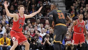LeBron James (M.) und die Cavaliers haben leichtes Spiel gegen Chicago