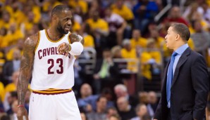 LeBron James diskutiert mit Head Coach Tyronn Lue: Wie lassen sich die Finals herum reißen?