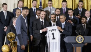 Tim Duncan (l.) 2014 im Weißen Haus - näher wird er Obama wohl nicht mehr kommen...