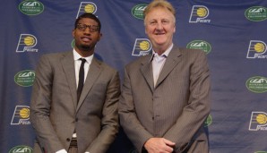 Paul George (l.) kann wohl jederzeit einen neuen Deal von Larry Bird (r.) fordern