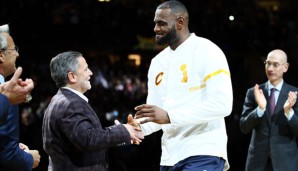 Dan Gilbert (l.) hat über die Jahre die schwierige Beziehung mit LeBron James repariert