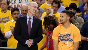 NBA Commissioner Adam Silver im Gespräch mit MVP Stephen Curry