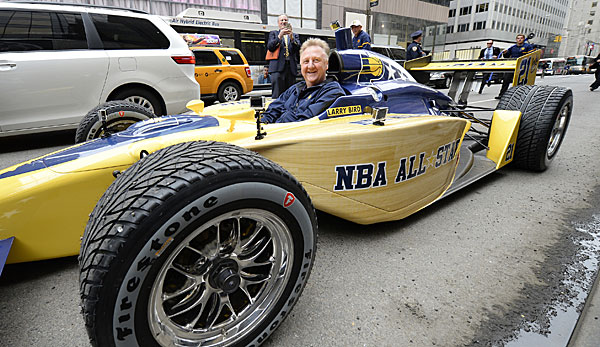 Larry Bird setzt sich für einen imposanten Auftritt selbst ans Steuer eines Indy-Car