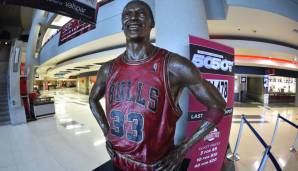 Übrigens: Auch Jordans kongenialer Partner Scottie Pippen wurde verewigt und bewacht eine Säule im United Center zu Chicago