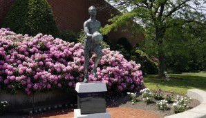 Ladies and Gentlemen: Bob Cousy vor dem College of the Holy Cross