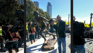 Manu Ginobili posiert neben seiner Statue im argentinischen Buenos Aires