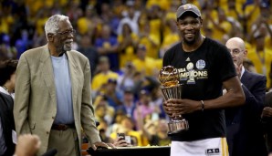 Kevin Durant bekam in der Folge von Bill Russell den Finals-MVP-Award überreicht