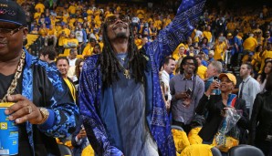 Snoop Dogg ließ sich vor dem Spiel feiern - vermutlich in erster Linie für seinen Bademantel. Swag!