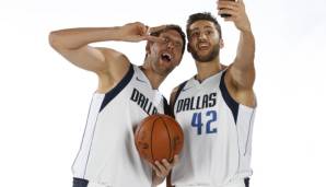 Maxi Kleber hat Spaß mit Dirk Nowitzki