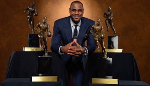 LeBron James gewann derweil als einziger Spieler mit zwei verschiedenen Teams Back-to-Back den MVP. 2008 und 2009 mit den Cleveland Cavaliers, 2012 und 2013 in Diensten der Miami Heat.