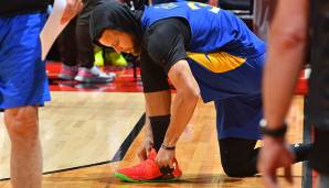 Zu Beginn seiner Karriere stand Stephen Curry noch bei Nike unter Vertrag. 2013 wechselte er jedoch zu Under Armour, zwei Jahre später folgte der erste Signature Shoe.