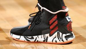 Von Beginn seiner NBA-Karriere an ist Derrick Rose mit adidas verbunden. 2010 bekam er seinen ersten eigenen Schuh, trotz der Verletzungsprobleme hat der deutsche Sportartikelhersteller ihn nicht aufgegeben. Aktuell trägt er den DRose10.