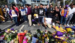 Vor dem Staples Center, der Heimspielstätte der Los Angeles Lakers, versammelten sich hunderte Menschen, um gemeinsam zu trauern.