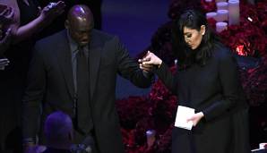 Michael Jordan hilft Kobes Witwe Vanessa Bryant nach ihrer Rede von der Bühne.