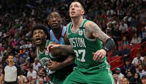 Daniel Theis von den Boston Celtics im Duell gegen Bam Adebayo von den Miami Heat.