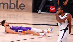 Devin Booker bewundert seinen eigenen Gamewinner gegen die L.A. Clippers vom Boden aus.