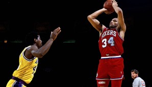 Beinahe-Trades sind in der NBA kein modernes Phänomen. 1992 wähnte sich CHARLES BARKLEY bereits in einem Lakers-Jersey, die Sixers hätten angeblich James Worthy und Elden Campbell als Gegenwert erhalten.