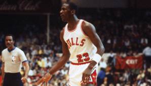 Das Bulls-Team war damals ein bunter Haufen, MJ selbst bezeichnete die Mannschaft in The Last Dance als "Kokain-Wanderzirkus". Wir zeigen, mit wem MJ in seinem ersten Spiel das Feld teilte und wie der Boxscore damals aussah.