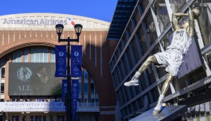 Der legendäre einbeinige Fadeaway: So sieht die neue Statue für Dirk Nowitzki vor der Mavs-Arena aus.
