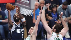 Kyrie Irving (links) will mit den Dallas Mavericks ein sechstes Spiel gegen die Boston Celtics erreichen.